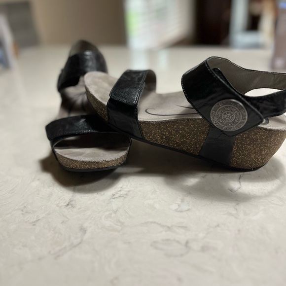 Abeo Una Wedge Sandals. - Picture 2 of 6